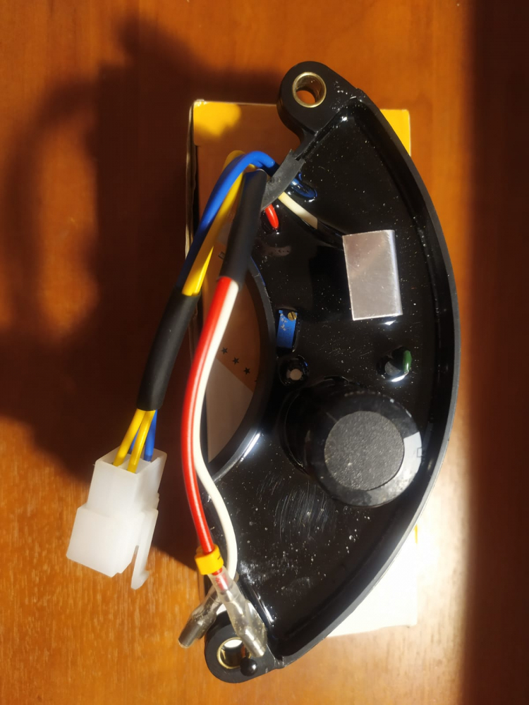 Регулятор напряжения AVR 6.б5kW, 230V / 6,5кВт, однофазный, дугообразный, пластик 4+2 провода